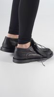 leder halbschuhe mit monsterhänden