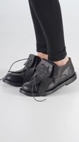 leder halbschuhe mit monsterhänden