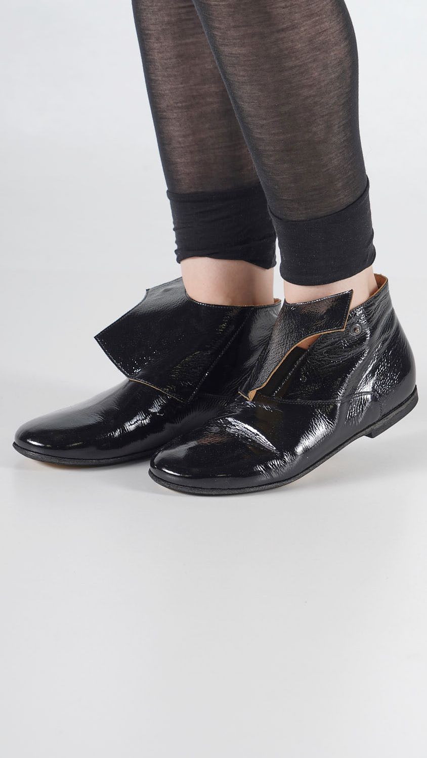 lackleder shuh mit druckknopf