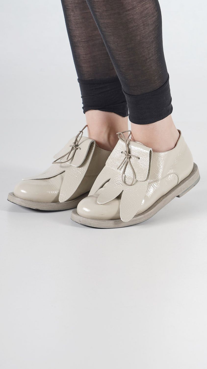 lack halbschuhe mit monsterhänden