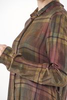 hüftlange und schmale viskose karo-bluse mit hemdblusenkragen