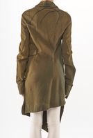 schmaler und asymmetrischer punto di roma-mantel mit doppelreihiger knopfleiste