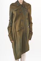 schmaler und asymmetrischer punto di roma-mantel mit doppelreihiger knopfleiste