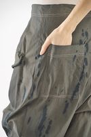 handbemalte woll-stretch-hose mit schmaler fußweite und klappentaschen