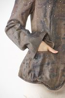 handbemalter und klassischer woll-blazer mit haken & schlingen