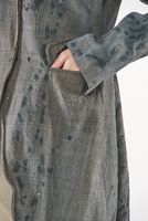 handbemalter und schmaler woll-mantel teilweise mit draht verstärkt