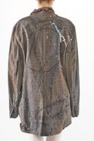 handbemalter und oversized karo-woll-mantel mit haken & schlingen