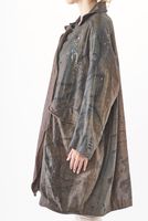 handbemalter karo-woll-mantel mit leichter ballonform und revers