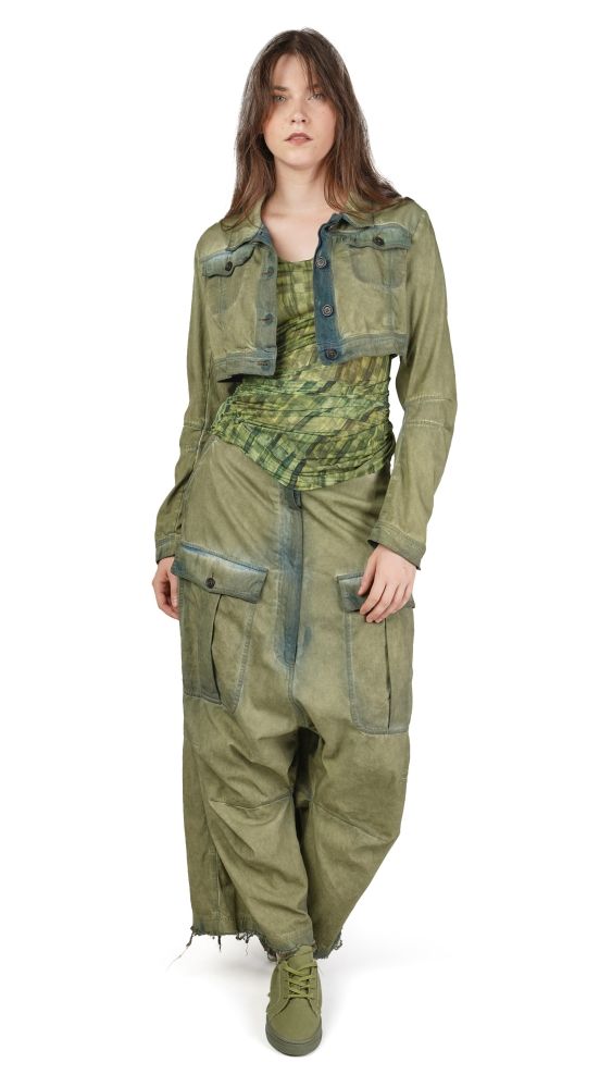 Grüne Overalls-Jacke mit abgenutzten Details, kombiniert mit weitem Rock und Stiefeln, stilvoll getragen.