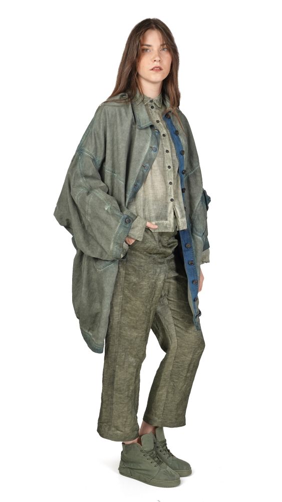 Person trägt oversized grünliche Denim-Jacke, -bluse und -hose mit robusten Schuhen, lässiger Stil.