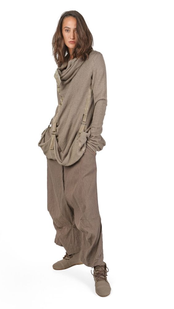 Person trägt bequeme, oversized graue Stoffkombi mit weitem Pullover und weiten Hosen, barfuß auf hellen Untergrund.