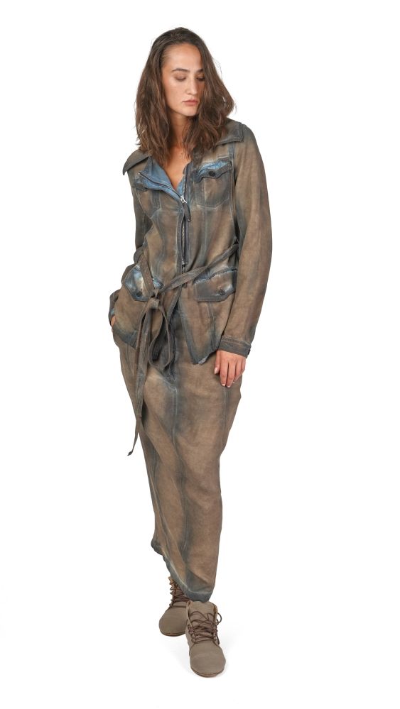 Frau trägt abgenutzten Overall mit Krawatte und robusten Schuhen, edgy Stil.