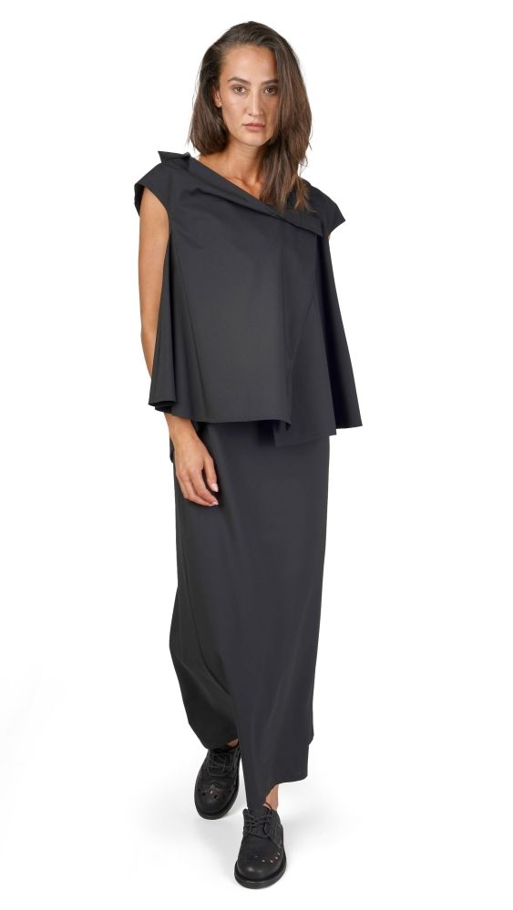 Schlichte schwarze oversized Tunika mit weitem Rock und schwarzen Stiefeln.