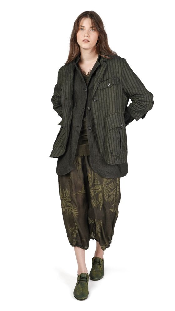 Person trägt oversized grünen Blazer mit weitem Rock und grünen Schuhen, lässiger Stil.