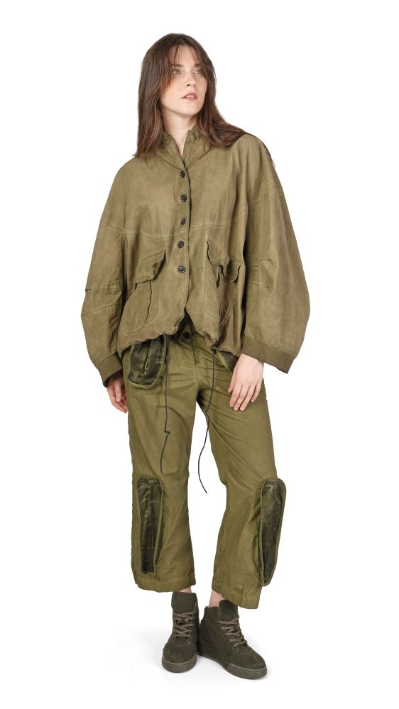 Person trägt olivgrüne Cargo-Jacke mit weitem Schnitt und passende Cargo-Pants, kombiniert mit robusten Stiefeln.