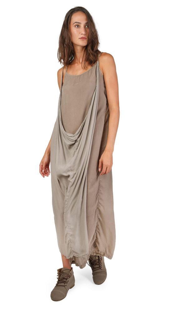 Frau trägt langes, graues, fließendes Kleid mit Schlitz und bequemen Stiefeln.