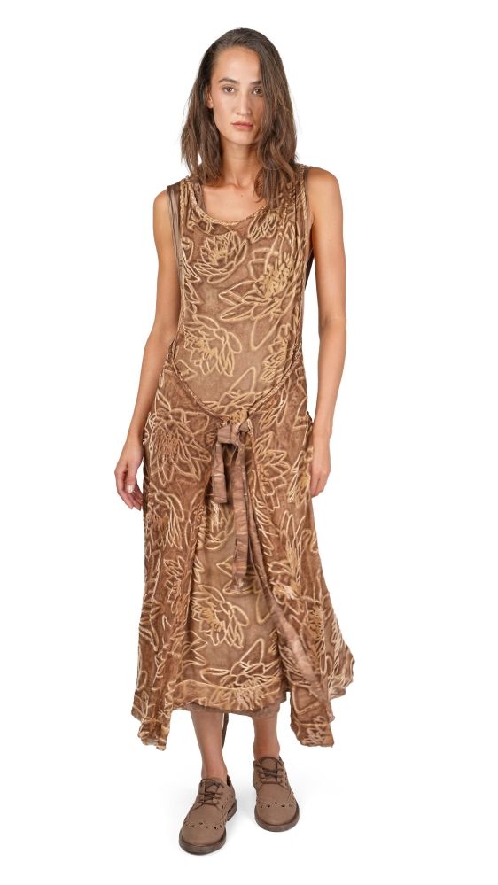 Langer, sleeveless Kleid mit Tierprint in Beige, gebunden mit Gürtel, kombiniert mit braunen Sneakern.