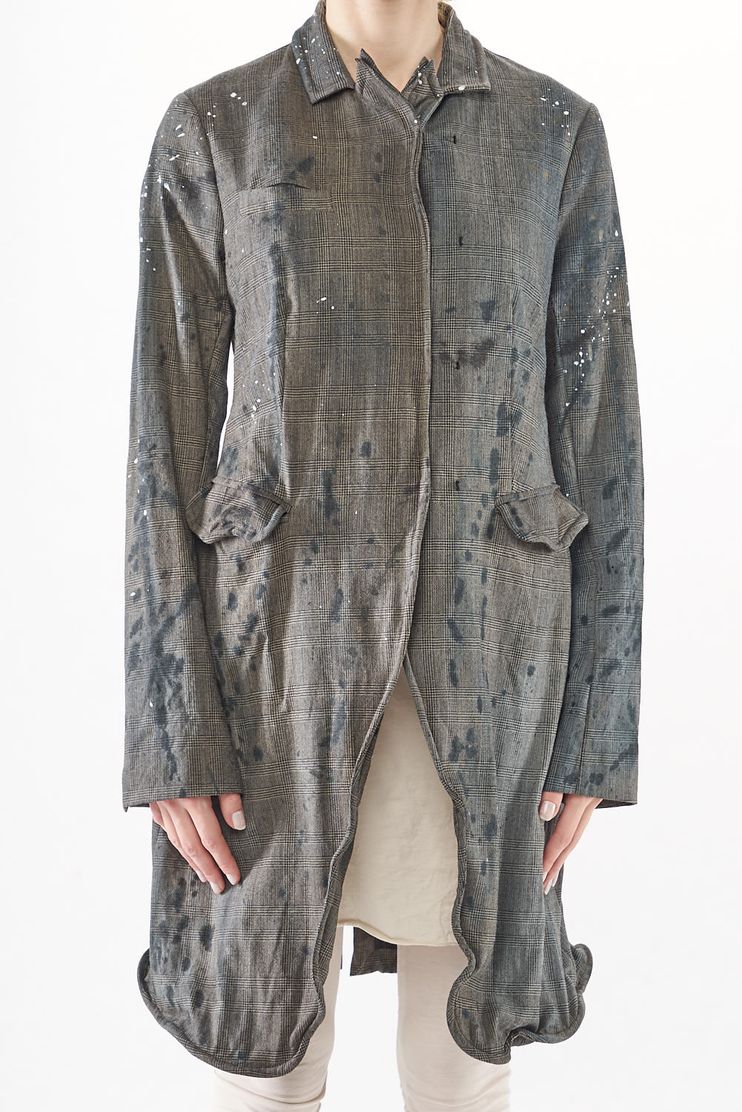 handbemalter und schmaler woll-mantel teilweise mit draht verstärkt